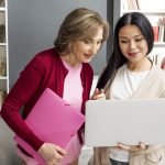 hermosas-mujeres-mirando-en-la-computadora-portatil-scaled-1.jpg